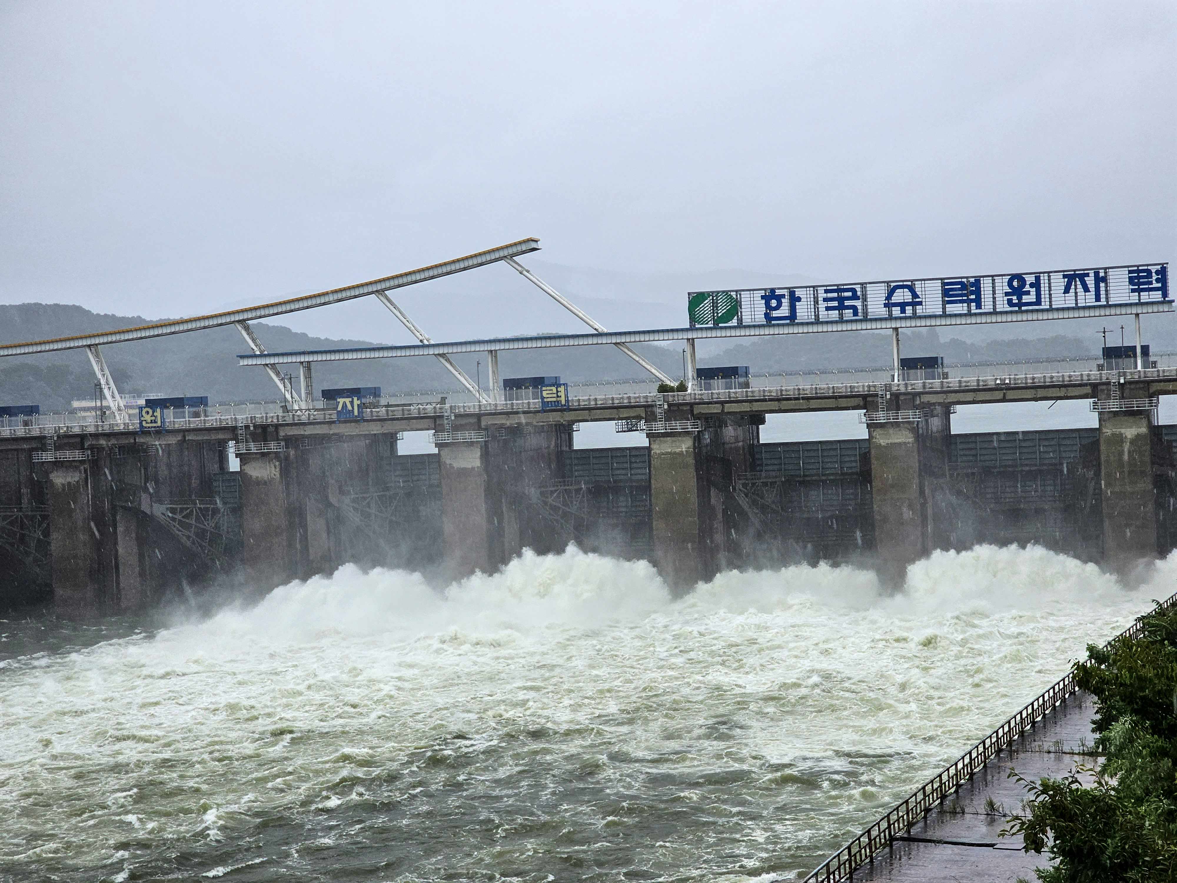 [포토] 태풍 '카눈' 영향으로 팔당댐 개방...초당 2,600톤 방류 중